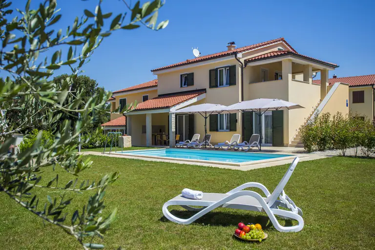 Villa Lorena — villa with a private pool in Banjole